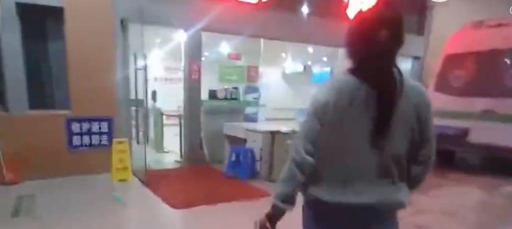 The pregnant wife had to go to the hospital alone, with the help of police who kept calling the errant husband. Photo: Weibo The pregnant wife had to go to the hospital alone, with the help of police who kept calling the errant husband. Photo: Weibo