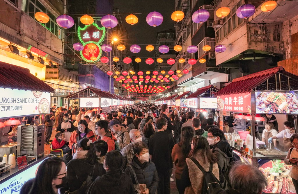 Hong Kong’s Temple Street night market bustles with people on December 18, 2023. Photo: Elson LI