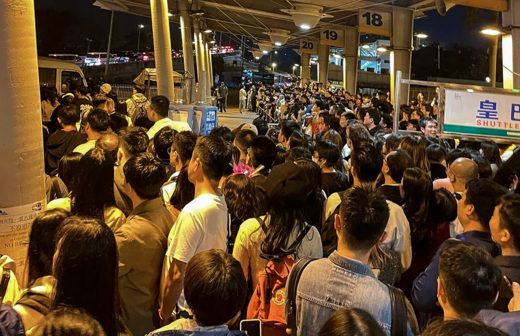 Mainland tourists jam the immigration control point between mainland China and Hong Kong in Lok Ma Chau, New Territories, after the city’s New Year’s Eve fireworks spectacle. Photo: XiaoHongShu