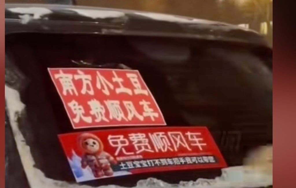 The friendly local drivers advertise the free rides with posters made clearly visible on their vehicles. Photo: Douyin The friendly local drivers advertise the free rides with posters made clearly visible on their vehicles. Photo: Douyin