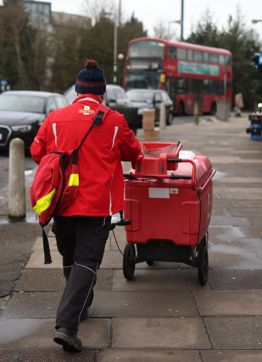 A postman delivers letters in London, Britain, on Saturday. The Metropolitan Police confirmed that the Post Office is under criminal investigation over fraud offences during the Horizon scandal. Photo: EPA-EFE