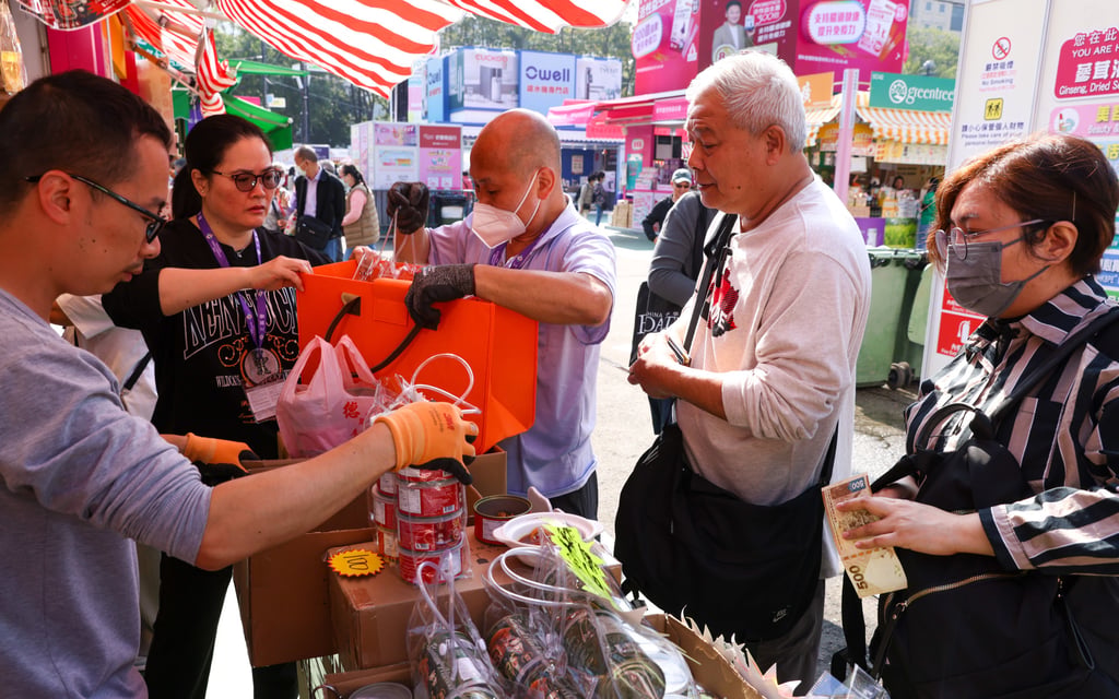 Shoppers hunt for bargains on the second to last day of the expo. Photo: Yik Yeung-man Shoppers hunt for bargains on the second to last day of the expo. Photo: Yik Yeung-man