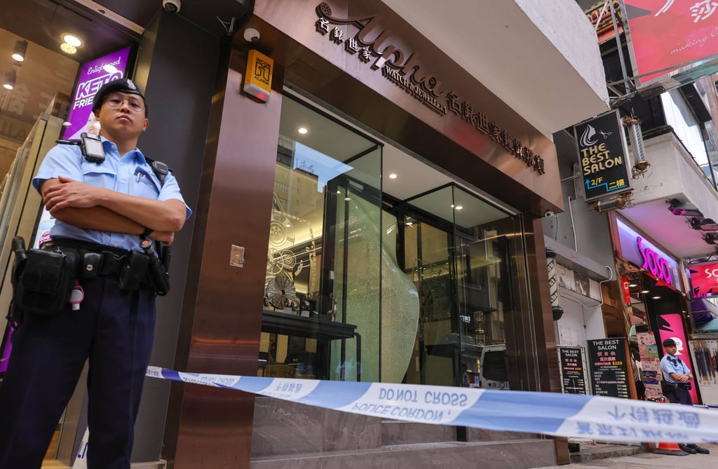 Police outside the Tsim Sha Tsui store. The force has not yet revealed whether the stolen watches have been recovered. Photo: May Tse Police outside the Tsim Sha Tsui store. The force has not yet revealed whether the stolen watches have been recovered. Photo: May Tse