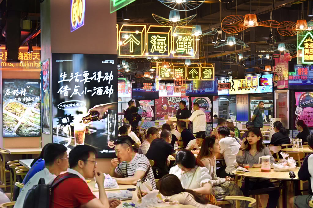 Diners at the Fushansuo Market in Shinan District of Qingdao in Shandong province on August 7, 2023. Photo: Xinhua. Diners at the Fushansuo Market in Shinan District of Qingdao in Shandong province on August 7, 2023. Photo: Xinhua.