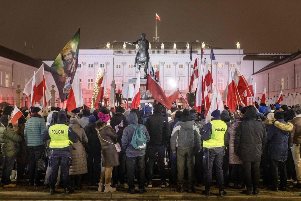 People demonstrate in front of the Presidential Palace in Warsaw, in support of former interior minister Mariusz Kaminski and his deputy Maciej Wasik after their arrest. Photo: AFP People demonstrate in front of the Presidential Palace in Warsaw, in support of former interior minister Mariusz Kaminski and his deputy Maciej Wasik after their arrest. Photo: AFP
