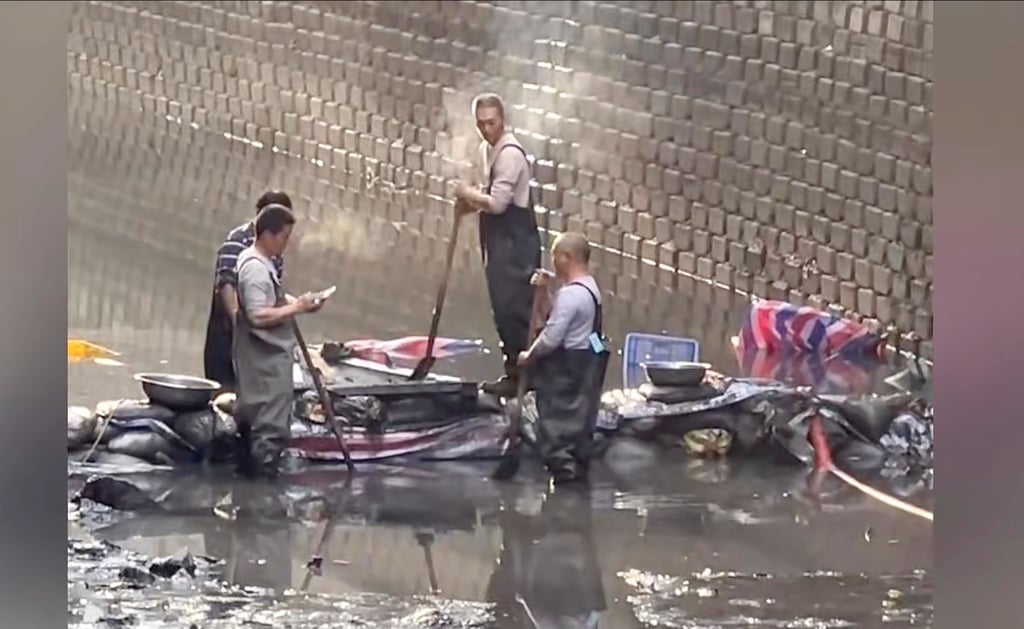 Salvage workers took four days to find the ring which had disappeared into the murky depths of a drainage channel. Photo: Baidu Salvage workers took four days to find the ring which had disappeared into the murky depths of a drainage channel. Photo: Baidu