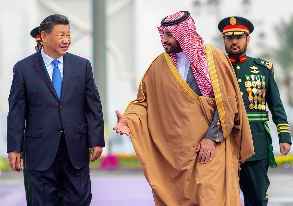Saudi Crown Prince Mohammed bin Salman (right) welcomes Chinese President Xi Jinping in Riyadh on December 8, 2022. Photo: AFP