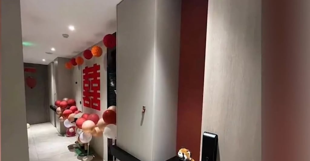 The house-proud happy couple put wedding decorations up outside their flats. Photo: Baidu The house-proud happy couple put wedding decorations up outside their flats. Photo: Baidu