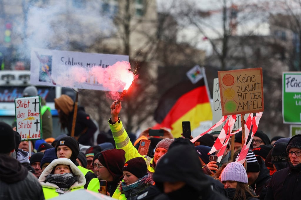 German farmers protest against the cut of vehicle tax subsidies of the so-called German Ampel coalition government in front of the Brandenburg Gate in Berlin. Photo: Reuters