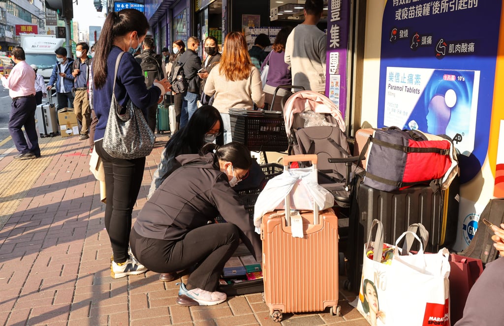 Tourists in Sheung Shui in February last year. The multiple-entry scheme for Shenzhen residents could be brought back before the Lunar New Year, according to a government source. Photo: Edmond So Tourists in Sheung Shui in February last year. The multiple-entry scheme for Shenzhen residents could be brought back before the Lunar New Year, according to a government source. Photo: Edmond So