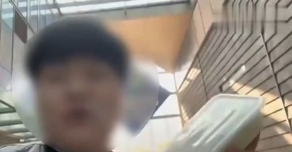 The hungry influencer scurried from food stall to food stall with his box of cooked rice, eating until he was satisfied. Photo: Baidu The hungry influencer scurried from food stall to food stall with his box of cooked rice, eating until he was satisfied. Photo: Baidu