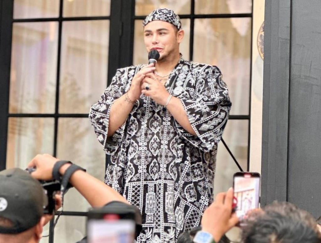 TV host Ivan Gunawan was told off by the broadcasting regulator for his style of dress. Photo: Instagram/ivan.gunawan TV host Ivan Gunawan was told off by the broadcasting regulator for his style of dress. Photo: Instagram/ivan.gunawan
