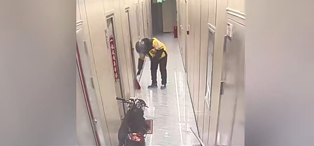 Guest house surveillance footage shows the delivery driver placing the woman’s meal outside her door as she instructed. Photo: Baidu Guest house surveillance footage shows the delivery driver placing the woman’s meal outside her door as she instructed. Photo: Baidu
