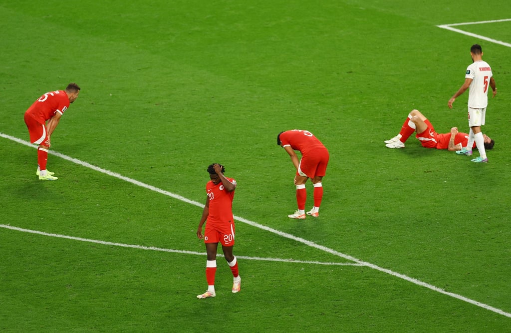 Udebuluzor (second left) and his teammates were hugely disappointed to lose to usually imperious Iran. Photo: Xinhua