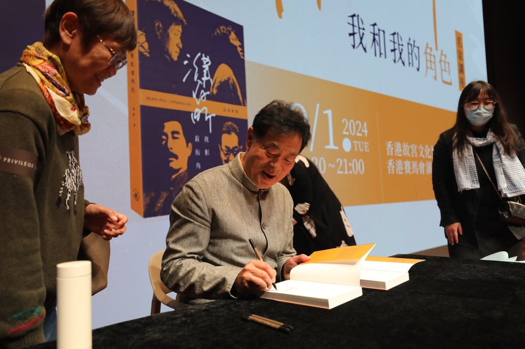 Pu signs fans’ copies of his new autobiography. Photo: Xiaomei Chen