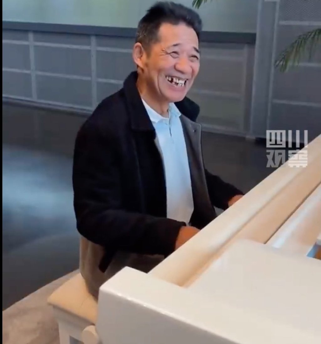 Construction worker and keen amateur pianist, Yi Jianli, delights people by tinkling the ivories on the streets of Shenzhen. Photo: Weibo Construction worker and keen amateur pianist, Yi Jianli, delights people by tinkling the ivories on the streets of Shenzhen. Photo: Weibo
