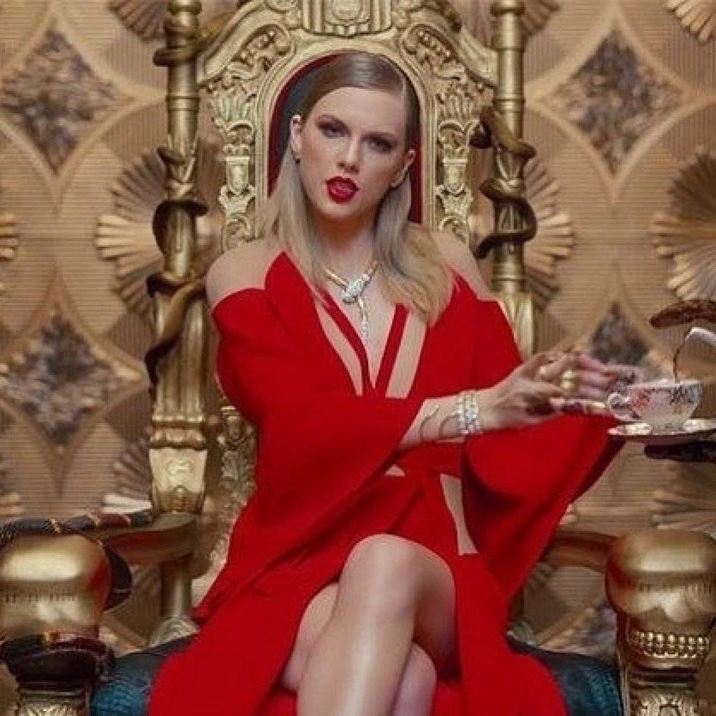 Taylor Swift in a necklace and bracelet from the Bulgari Serpenti collection – fitting, considering that she’s born under the Year of the Snake. Photo: @bulgari/Instagram