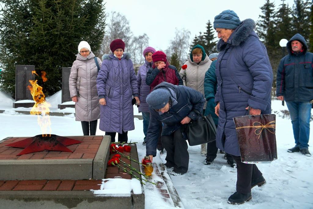 Women lay flowers in memory of those who were killed in the plane on Wednesday, at the memorial to soldiers who died in the Great Patriotic War “Enternal Flame” in Belgorod, Russia onThursday. Photo: AP