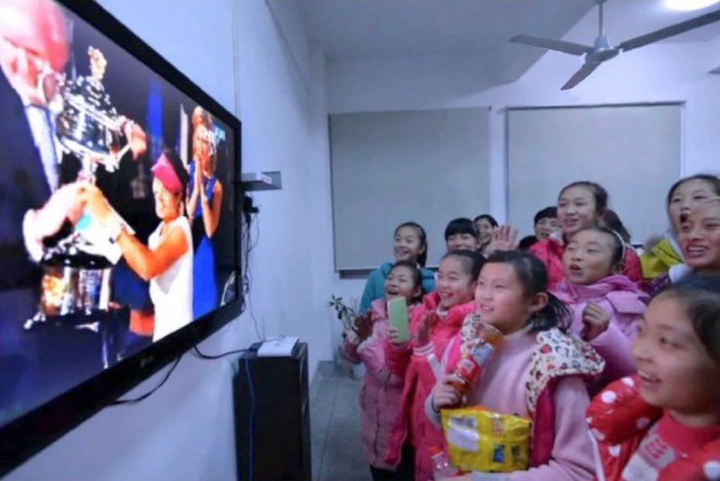 Zheng Qinwen (top right) and her classmates watch Li Na win the Australian Open in 2014. Photo: Sina Zheng Qinwen (top right) and her classmates watch Li Na win the Australian Open in 2014. Photo: Sina
