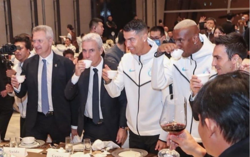 Ronaldo was bombarded with photo requests and approaches to appear in live-streaming events at a special dinner. Photo: The Paper Ronaldo was bombarded with photo requests and approaches to appear in live-streaming events at a special dinner. Photo: The Paper