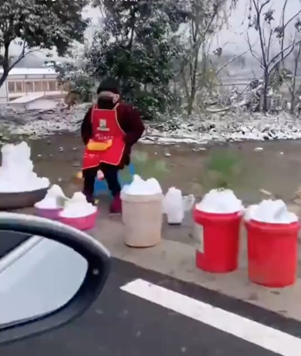 A mini-snowman seller watches as her creations melt on a chilly roadside. Photo: Baidu A mini-snowman seller watches as her creations melt on a chilly roadside. Photo: Baidu