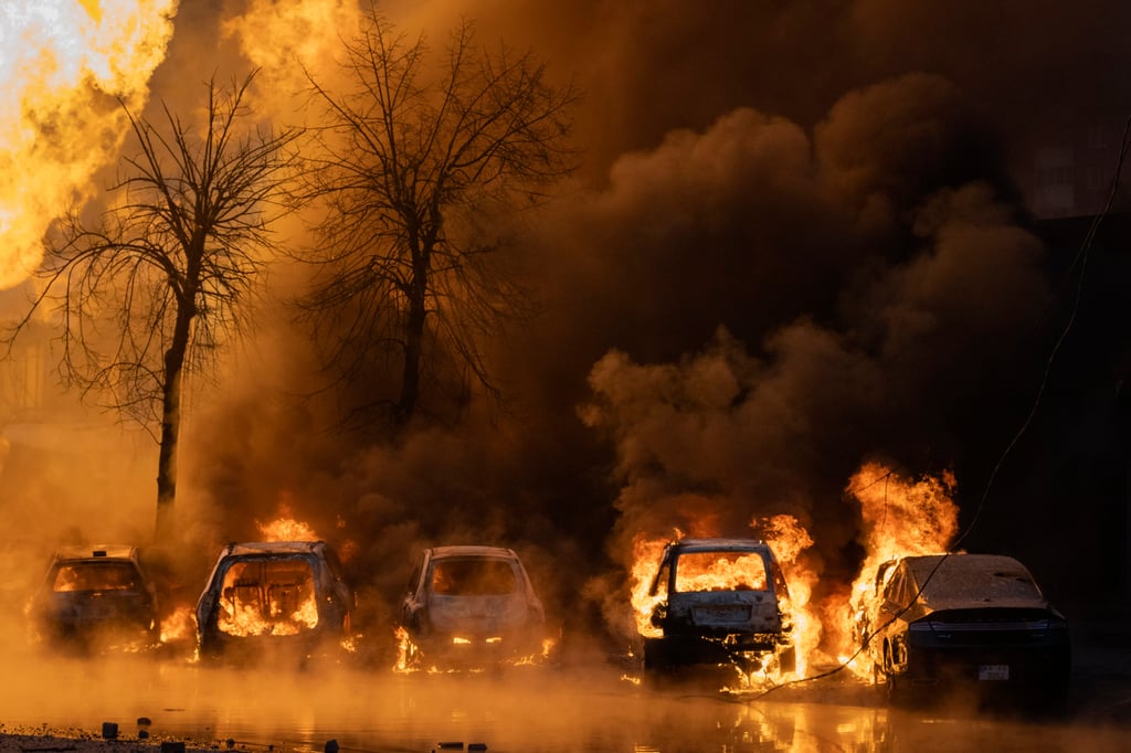 Cars burn after a Russian attack in Kyiv, Ukraine, on January 2. Photo: AP Cars burn after a Russian attack in Kyiv, Ukraine, on January 2. Photo: AP