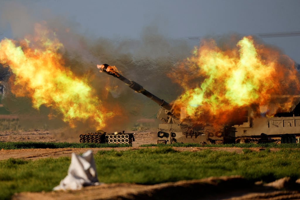 An Israeli mobile artillery unit fires towards Gaza on January 31. Photo: Reuters