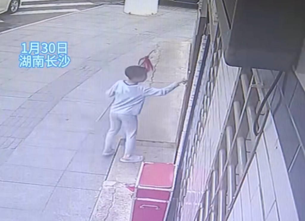 The youngster arrives at the police station on one of his many visits to report his father’s “crime”. Photo: Douyin