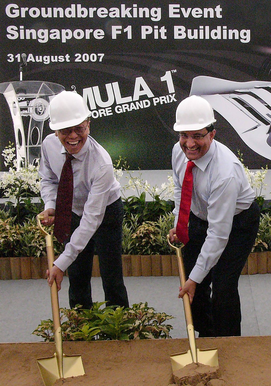 Ong Beng Seng (left) and S. Iswaran attend the groundbreaking ceremony to mark the start of work on the pit building for the FSingapore Grand Prix on August 31, 2007. Photo: AFP1