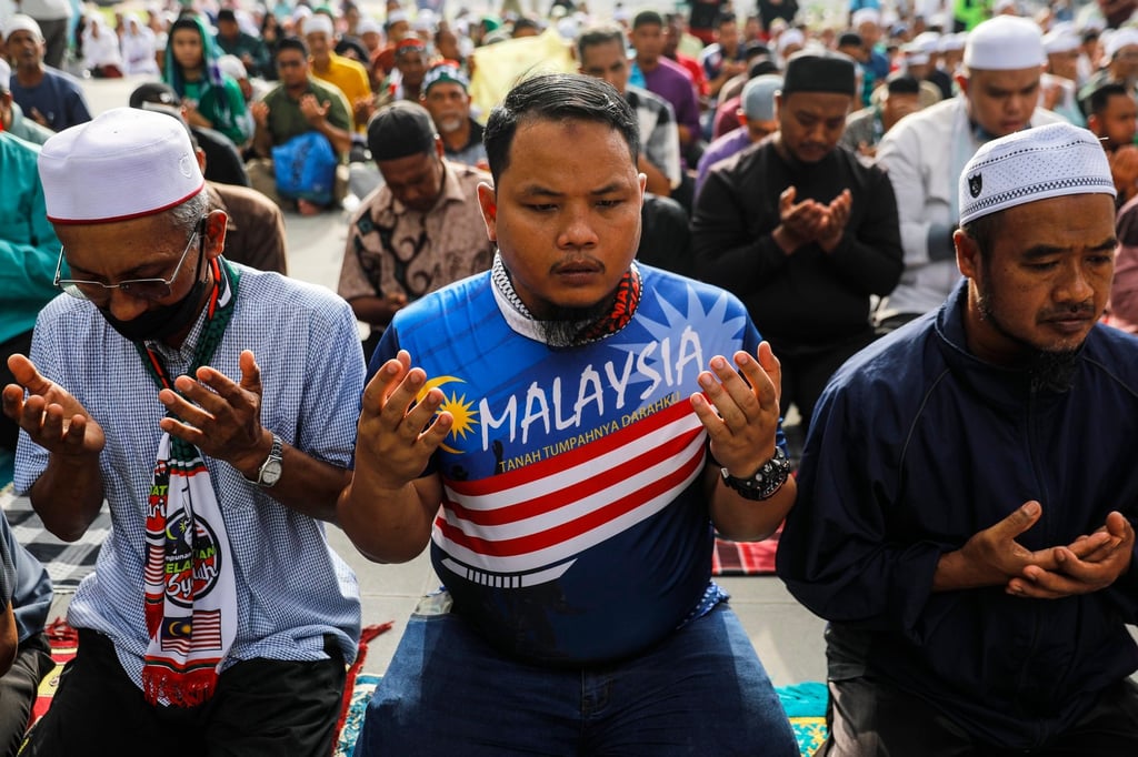 Malaysian Muslims praying outside Federal Court in Putrajaya, Malaysia on February 9. The Federal Court’s verdict on a constitutional challenge, initiated by Nik Elin Zurina Nik Abdul Rashid, nullified 16 out of 18 state provisions under the Kelantan sharia criminal enactment. Photo: EPA-EFE