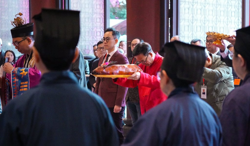 Heung Yee Kuk chairman Kenneth Lau takes part in the fortune stick drawing ritual at Che Kung Temple in Sha Tin. Photo: Eugene Lee Heung Yee Kuk chairman Kenneth Lau takes part in the fortune stick drawing ritual at Che Kung Temple in Sha Tin. Photo: Eugene Lee