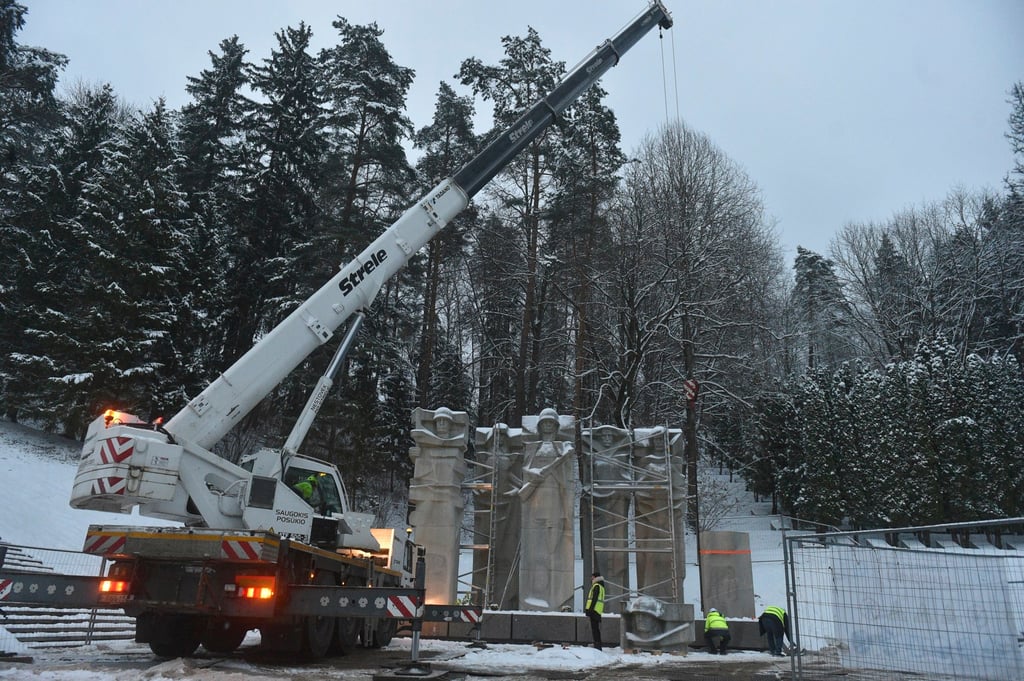 Municipal workers dismantle the memorial of the Red Army Soldiers who died during the liberation of Vilnius from Nazi invaders, at the Antakalnis Memorial Cemetery in Vilnius, Lithuania. Photo: AP Municipal workers dismantle the memorial of the Red Army Soldiers who died during the liberation of Vilnius from Nazi invaders, at the Antakalnis Memorial Cemetery in Vilnius, Lithuania. Photo: AP