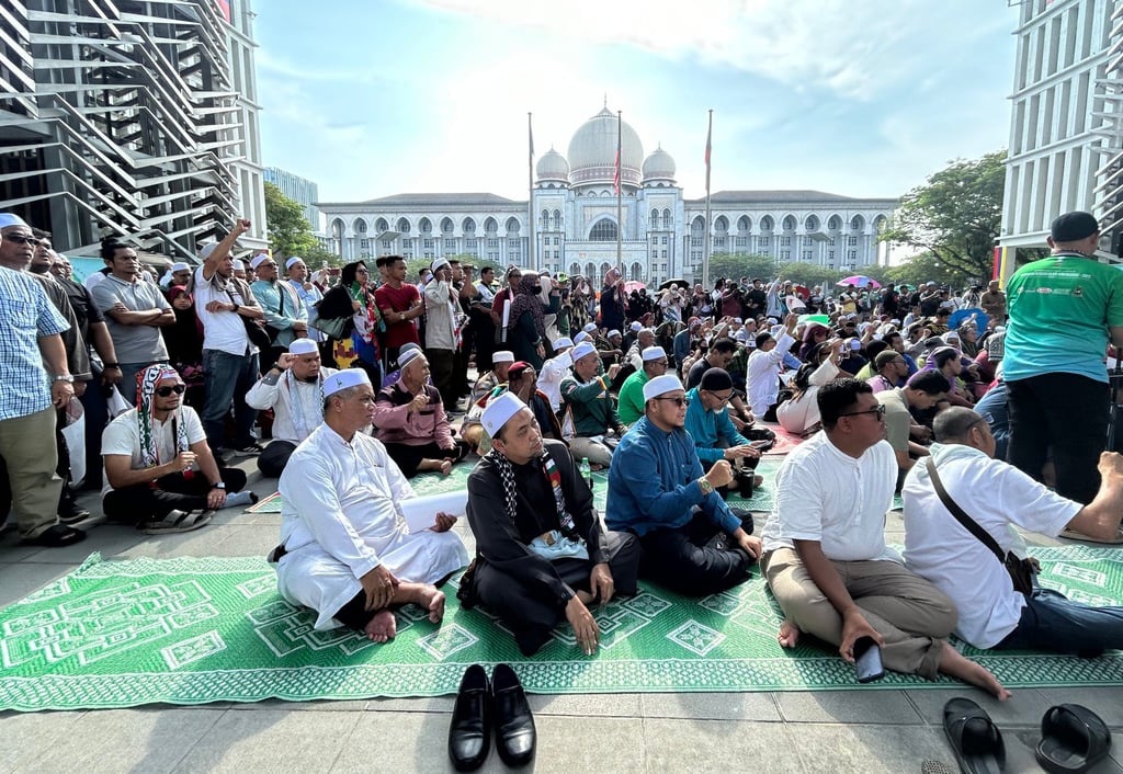 Members of PAS await the Federal Court’s decision on Kelantan state’s sharia law criminal enactment on February 9. Photo: AP
