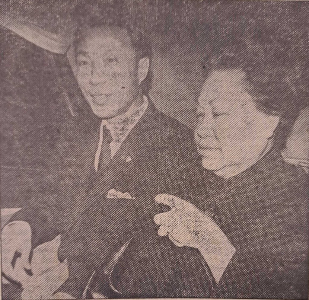Run Run Shaw leaving the airport with his wife following his return from Singapore after his son Vee Ming Shaw was released from kidnappers. Photo: SCMP