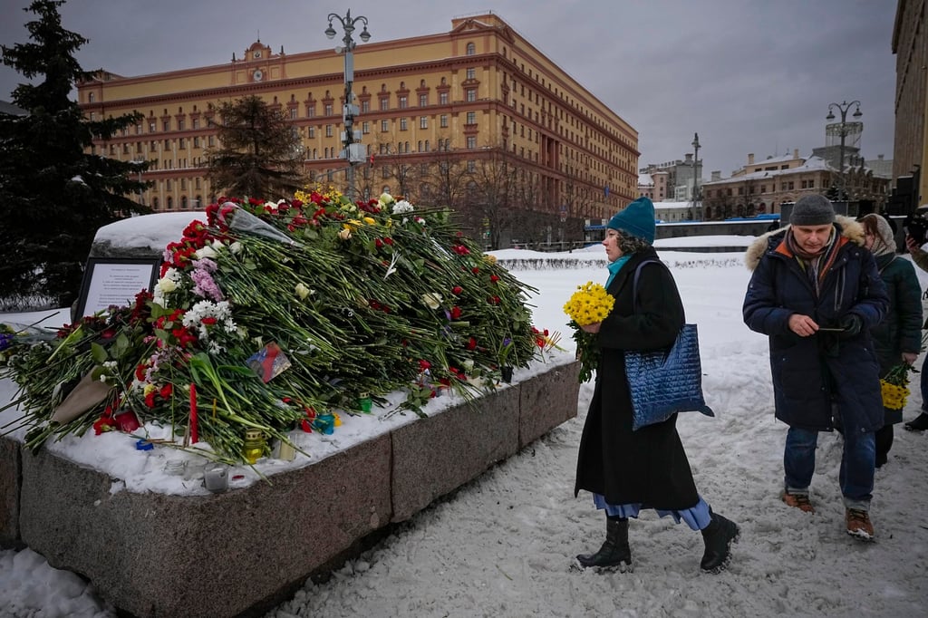 People lay flowers and pay their last respects to Russian opposition figure Alexei Navalny in Moscow on Saturday. Photo: AP People lay flowers and pay their last respects to Russian opposition figure Alexei Navalny in Moscow on Saturday. Photo: AP