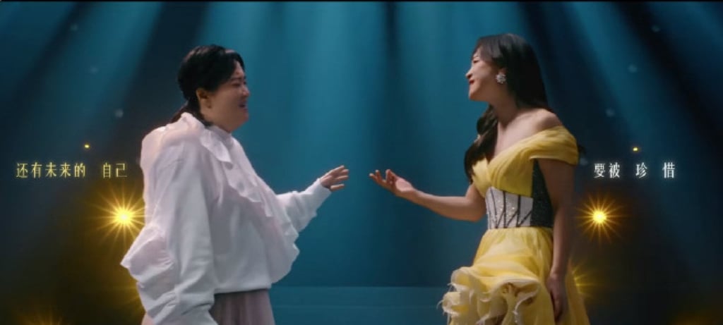 Jia Ling sings a duet with her former, larger-than-life self, in the movie You Only Live Once. Photo: Sony Pictures Jia Ling sings a duet with her former, larger-than-life self, in the movie You Only Live Once. Photo: Sony Pictures