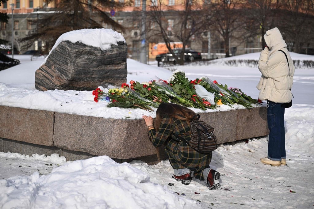People come to lay flowers for late Russian opposition leader Alexei Navalny on Tuesday at the Solovetsky Stone, a monument to political repression in Moscow. Photo: AFP People come to lay flowers for late Russian opposition leader Alexei Navalny on Tuesday at the Solovetsky Stone, a monument to political repression in Moscow. Photo: AFP