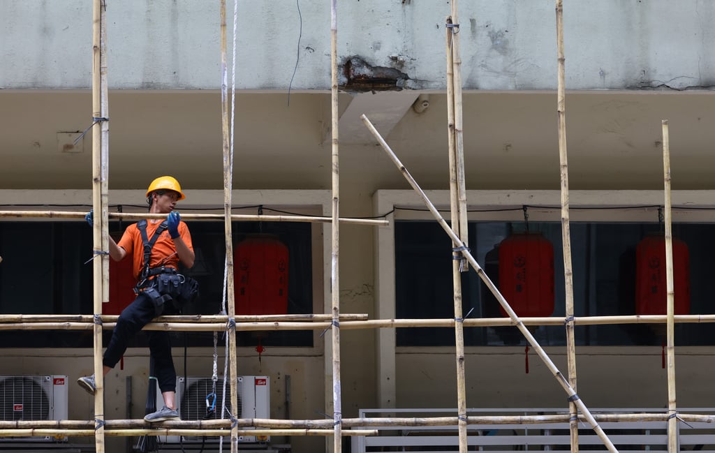 A worker sets up scaffolding at Sun Hing Building in Mong Kok. Photo: Dickson Lee