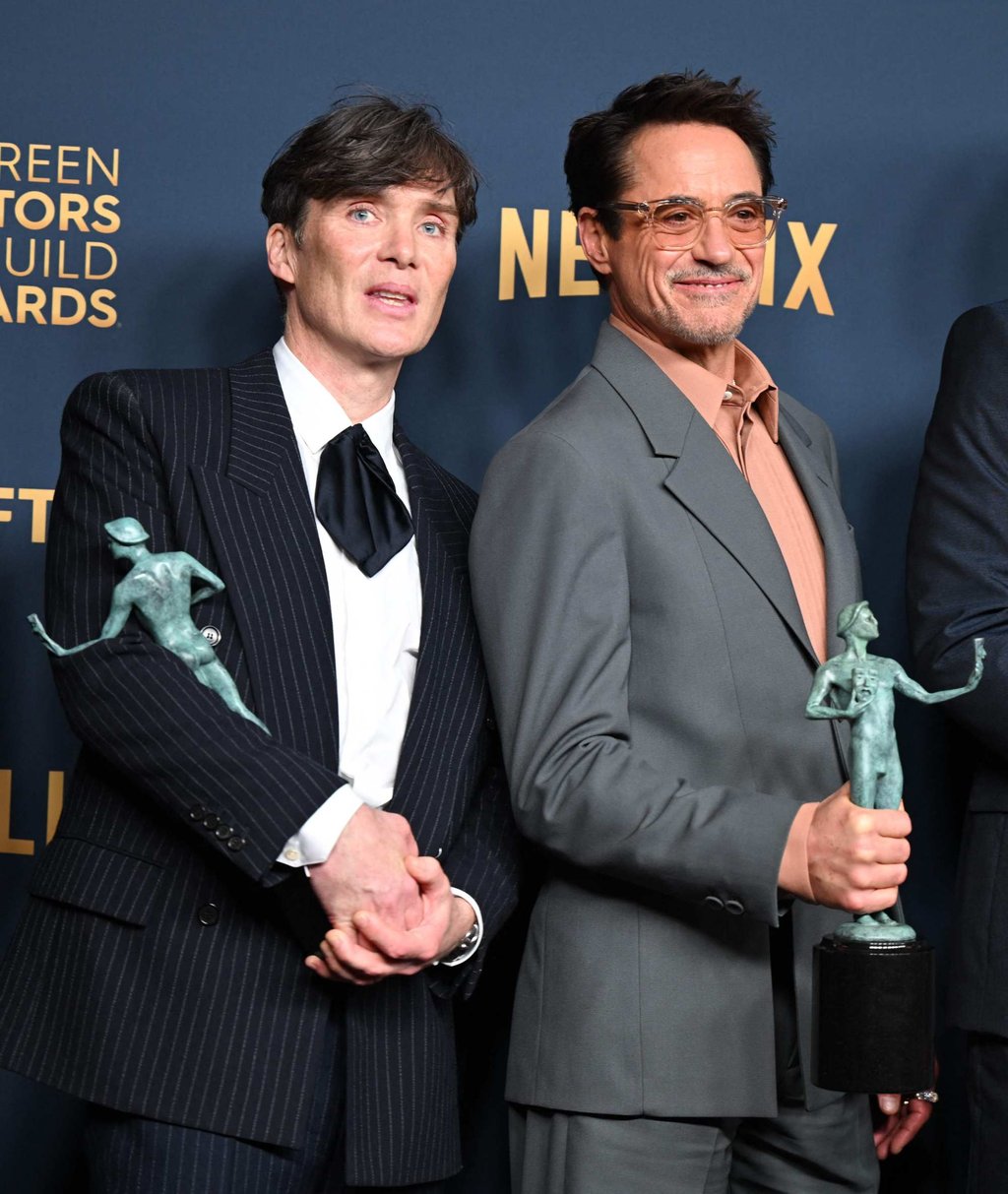 Irish actor Cillian Murphy (left) and US actor Robert Downey Jnr with their awards for “Oppenheimer” during the Screen Actors Guild Awards in Los Angeles on Saturday. Photo: AFP