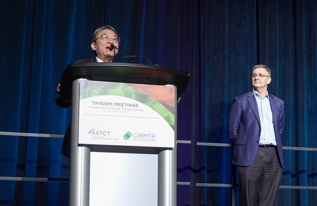 Huang Xiaojun (left) accepts his award during the 2024 Tandem Meetings in San Antonio, Texas, on Friday. Photo: Xinhua
