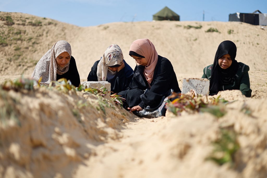 Palestinians visit a cemetery in Rafah in the southern Gaza Strip on February 26, amid the ongoing conflict between Israel and Hamas. Photo: Reuters Palestinians visit a cemetery in Rafah in the southern Gaza Strip on February 26, amid the ongoing conflict between Israel and Hamas. Photo: Reuters