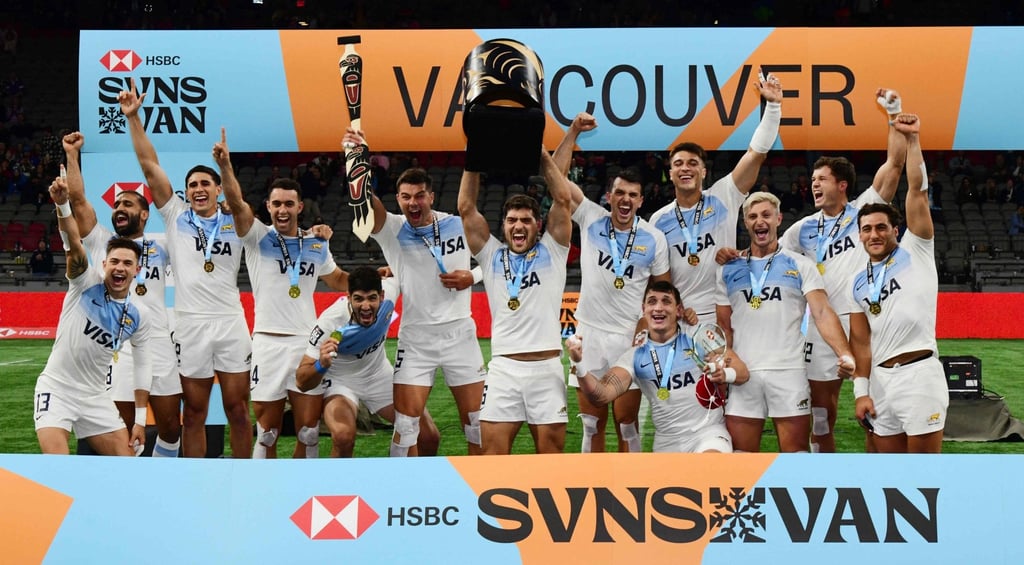 Argentina’s players celebrate with the trophy after winning the Canada Sevens for a third straight year. Photo: AFP Argentina’s players celebrate with the trophy after winning the Canada Sevens for a third straight year. Photo: AFP