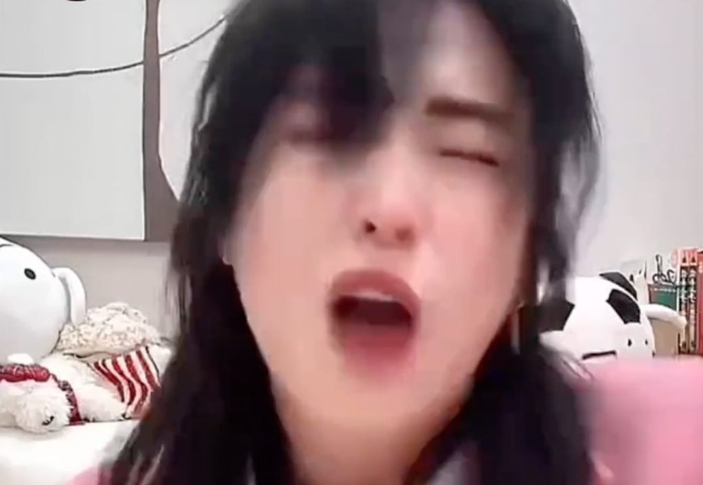 Former China international player, Zhao Lina, burst into tears and shouted at viewers during the live-streaming session. Photo: Douyin Former China international player, Zhao Lina, burst into tears and shouted at viewers during the live-streaming session. Photo: Douyin