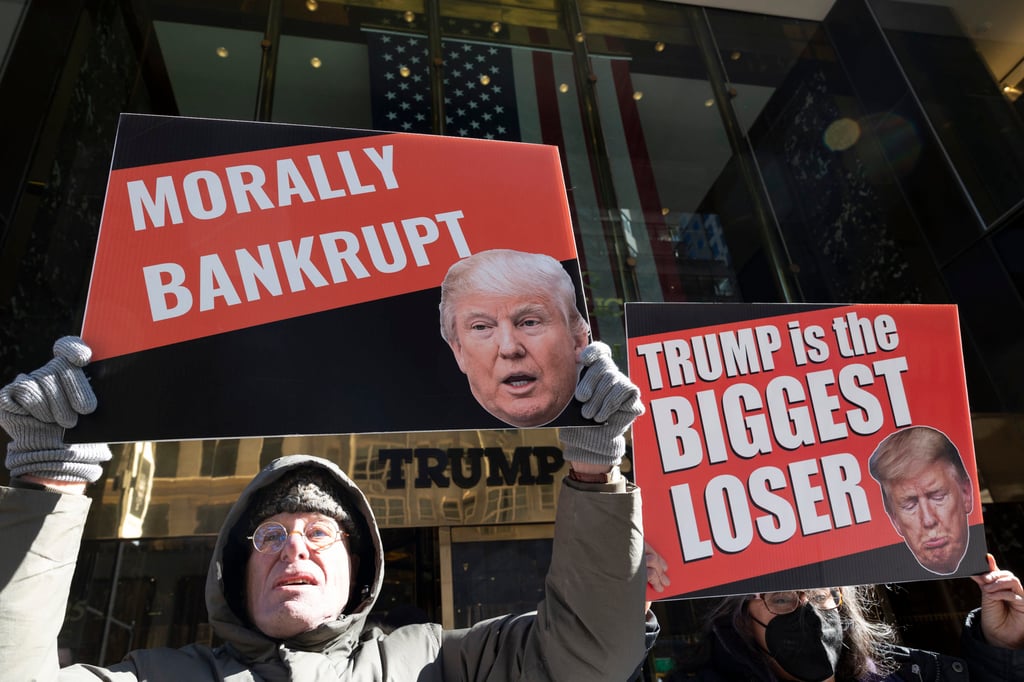 Anti-Trump protesters hold signs at the entrance to Trump Tower in New York on February 19. Photo: dpa Anti-Trump protesters hold signs at the entrance to Trump Tower in New York on February 19. Photo: dpa