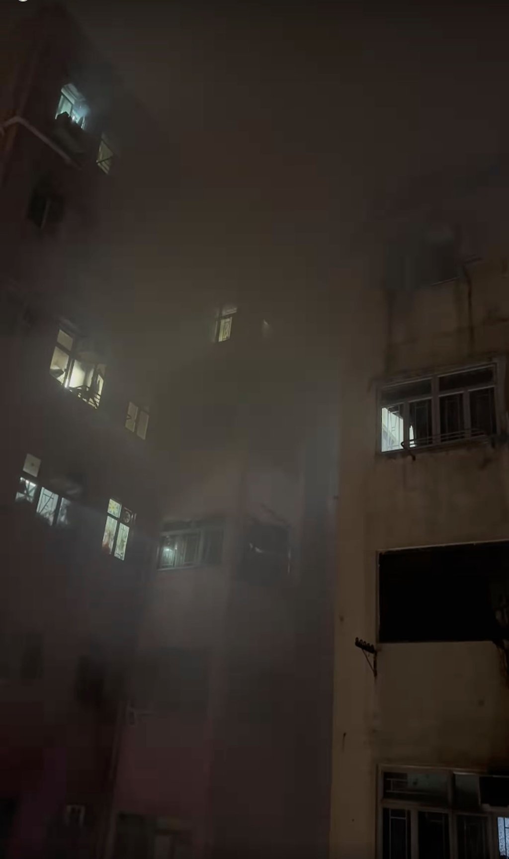 Thick smoke billows out of the residential flat. Photo: Facebook/Elaine Lam Thick smoke billows out of the residential flat. Photo: Facebook/Elaine Lam