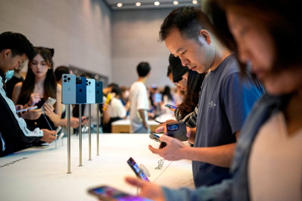 Shoppers look at the iPhone 15 Pro at an Apple store in Shanghai. Photo: Reuters