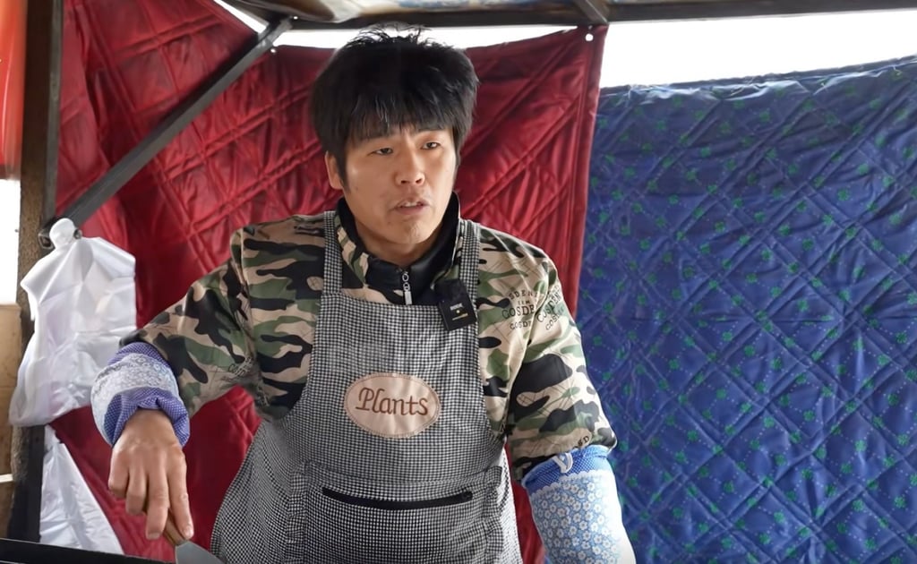 Bai Xianying flips pancakes for a living and is growing his core money maker on the back of his Jay Chou lookalike success. Photo: Douyin