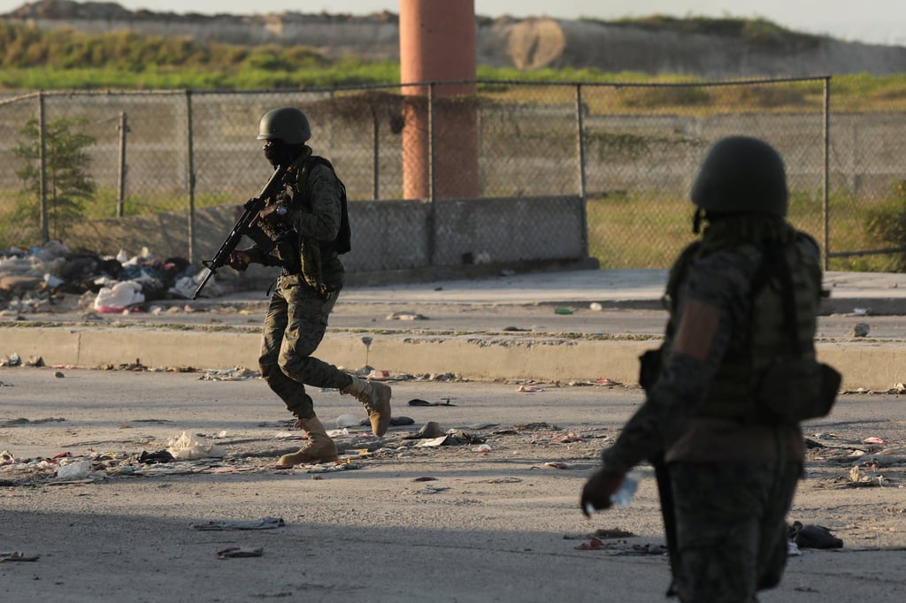 Haitian soldiers take positions outside the Toussaint Louverture International Airport. Photo: Reuters Haitian soldiers take positions outside the Toussaint Louverture International Airport. Photo: Reuters