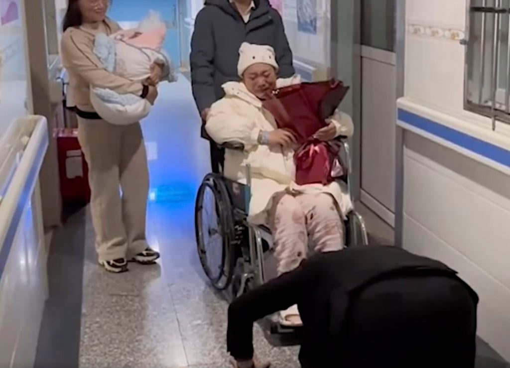 The husband posted images of the moment he knelt before his wife and baby son on social media which attracted 67,000 followers. Photo: Weibo The husband posted images of the moment he knelt before his wife and baby son on social media which attracted 67,000 followers. Photo: Weibo