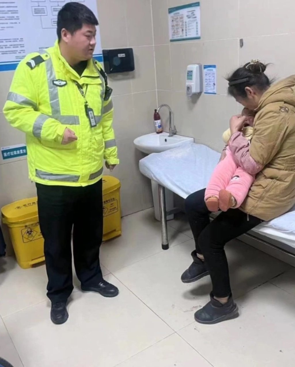 The family rushed to the hospital with the help of a police escort, but in their haste, forgot to take the baby’s severed finger with them. Photo: qq.com